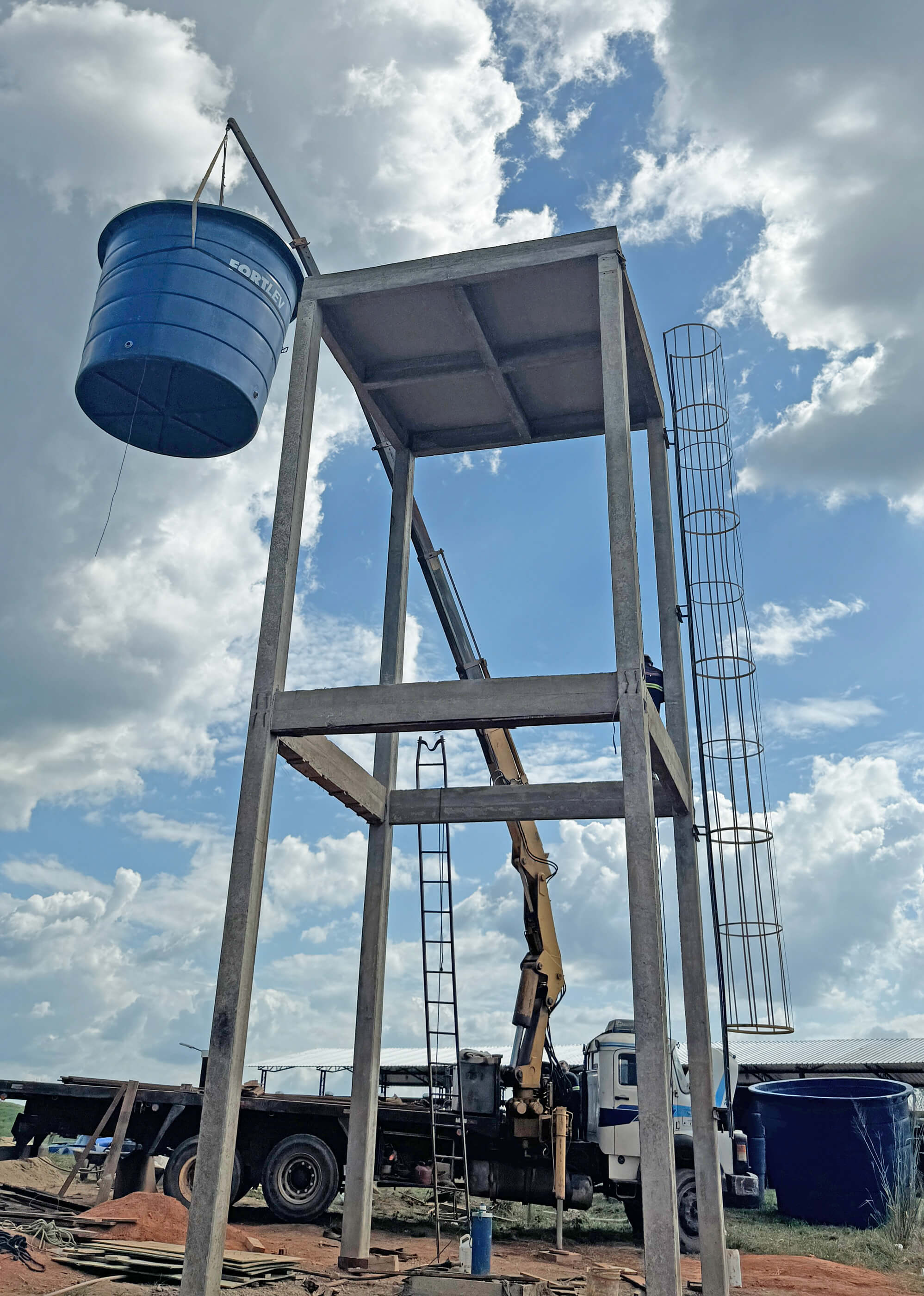Base com caixa d'água sendo instalada