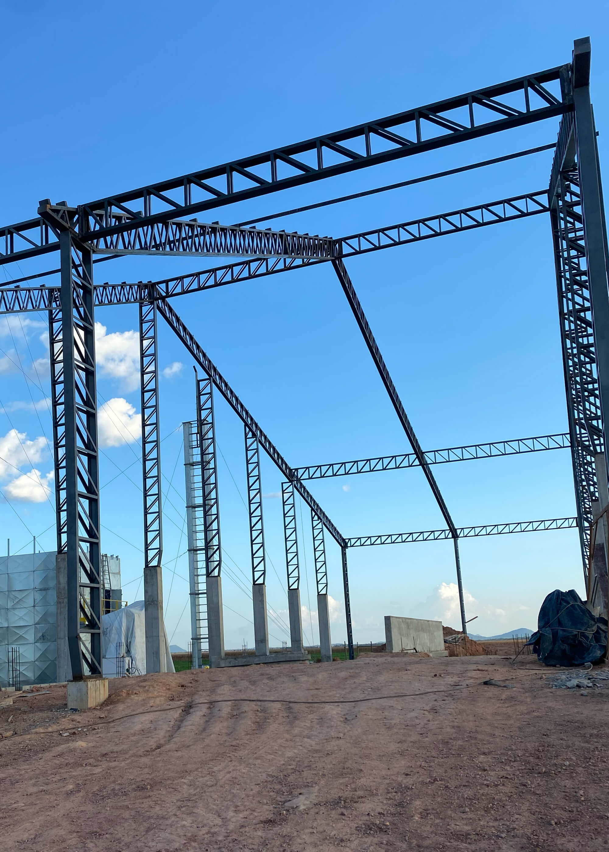 Galpão metálico com treliças de aço